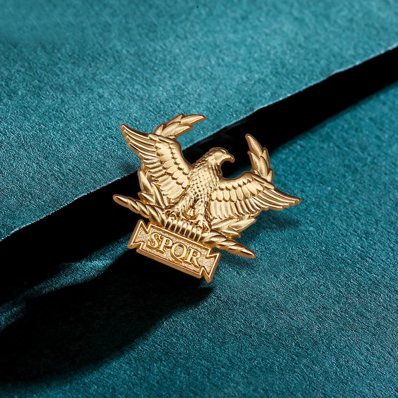 Broche Águia SPQR Dourado – Símbolo do Império Romano