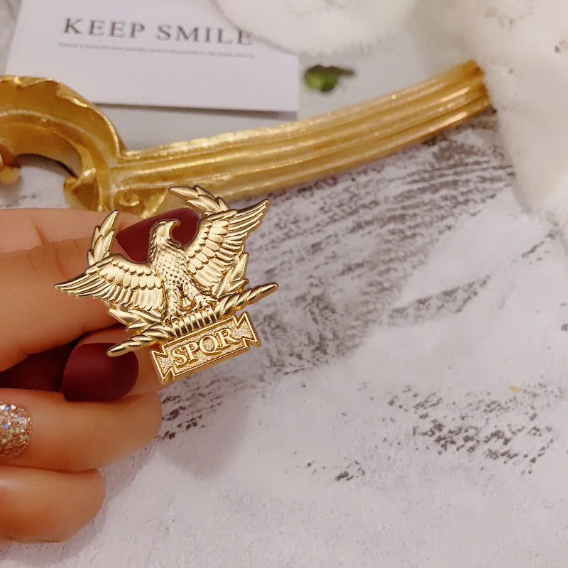 Broche Águia SPQR Dourado – Símbolo do Império Romano