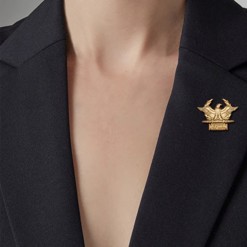 Broche Águia SPQR Dourado – Símbolo do Império Romano