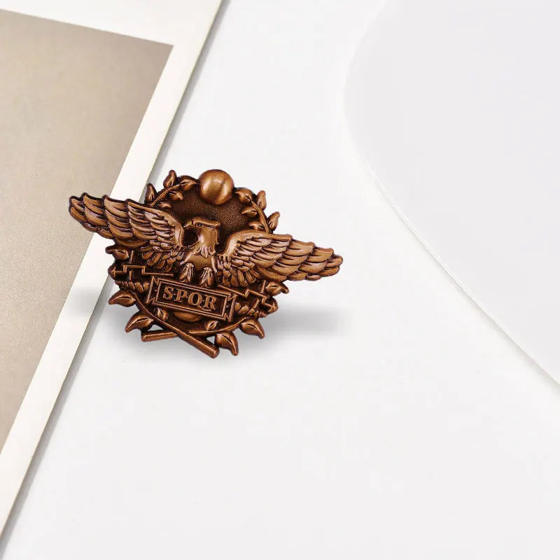 Broche Águia SPQR – O Símbolo Supremo de Roma no Seu Peito
