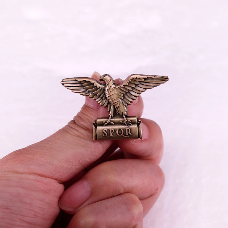 Broche SPQR Águia – O Poder de Roma Cravado em Seu Peito