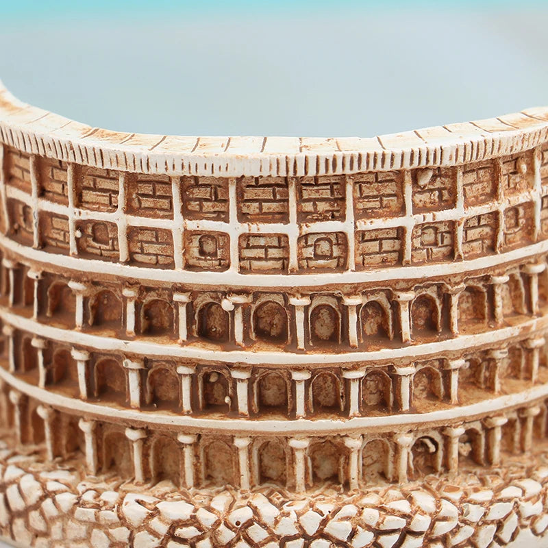 Mini Escultura Coliseu Roma Antiga em Resina – Um Monumento Histórico na Palma da Mão