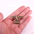 Broche SPQR Águia – O Poder de Roma Cravado em Seu Peito