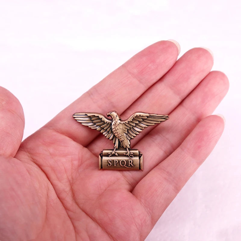 Broche SPQR Águia – O Poder de Roma Cravado em Seu Peito