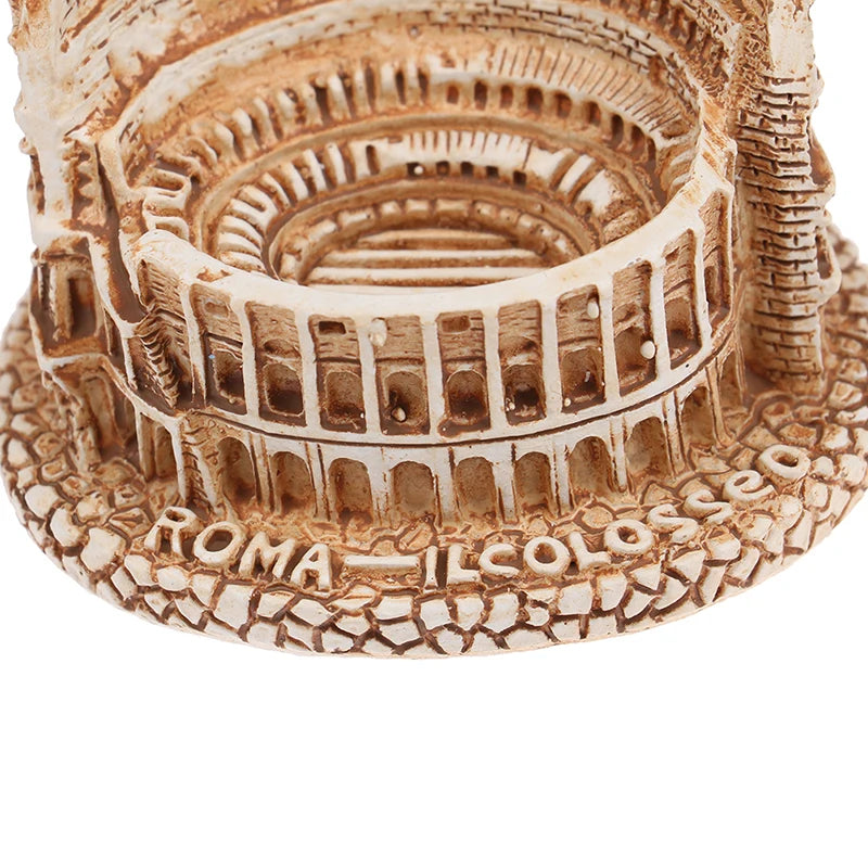Mini Escultura Coliseu Roma Antiga em Resina – Um Monumento Histórico na Palma da Mão