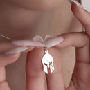 Colar Pingente Capacete Romano – Força, Estilo e História no Peito