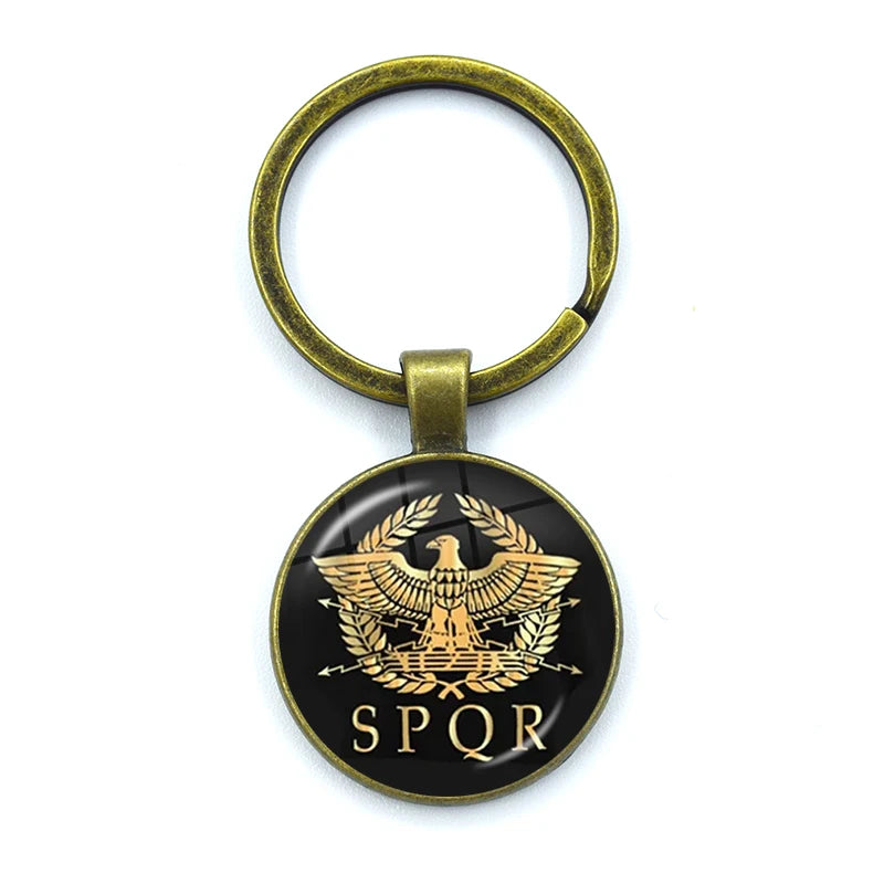 Pingente SPQR Roma Antiga – Carregue o Símbolo de um Império no Bolso