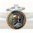 Detalhe do medalhão de guerreiro com capacete romano estilizado