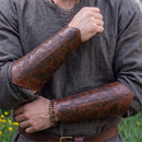 Braçadeiras Medievais em Couro Sintético – Kit com 2 Peças | Viking, LARP e Cosplay