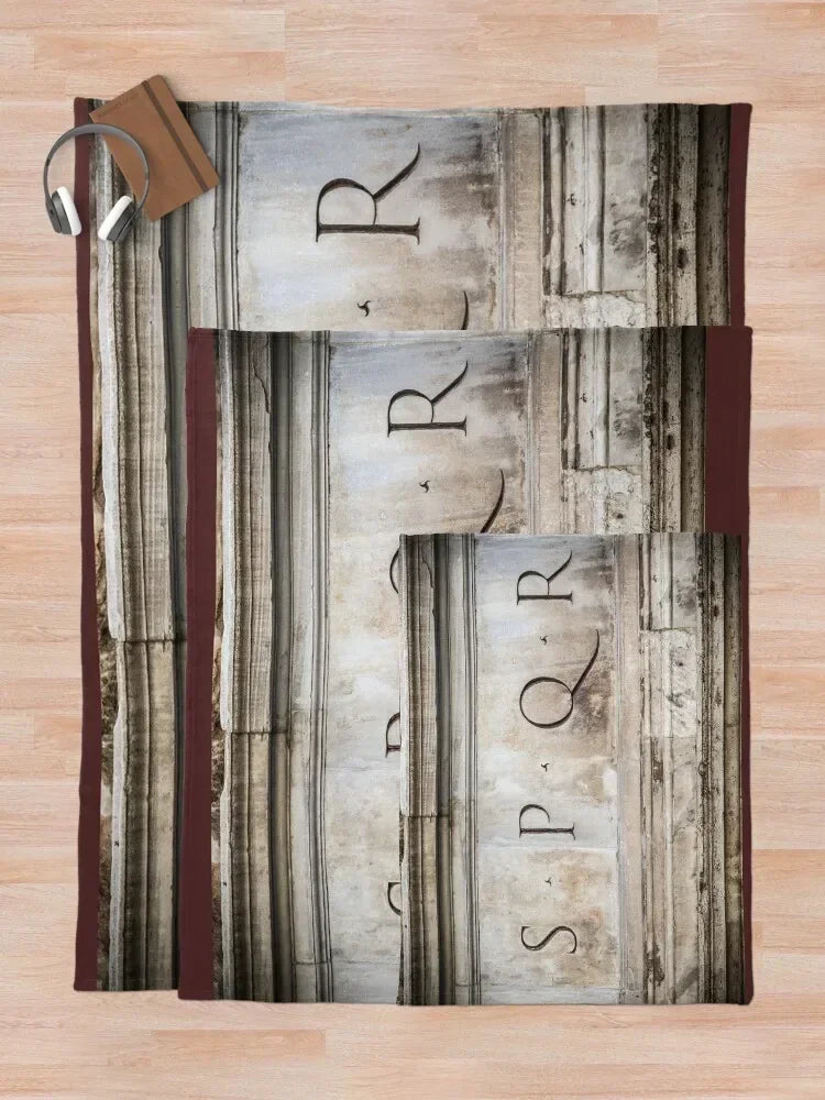 Cobertor SPQR em Flanela – O Legado de Roma em Cada Fio